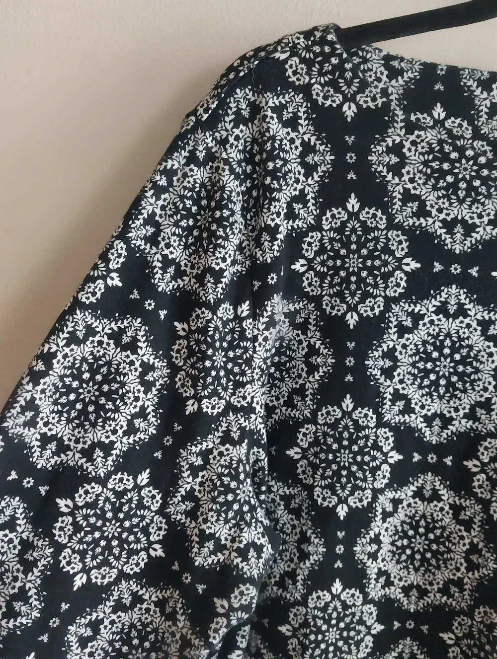 Croft & Barrow Black & White 100 % Cotton Floral Mandala Print 3/4 Sleeve Tee